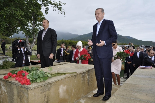 Erdoğan, Şeki'deki Türk şehitliğini ziyaret etti