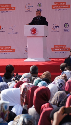 Erdoğan'dan BDP'ye: Parti tabelalarını indirip Kandil tabelası asın