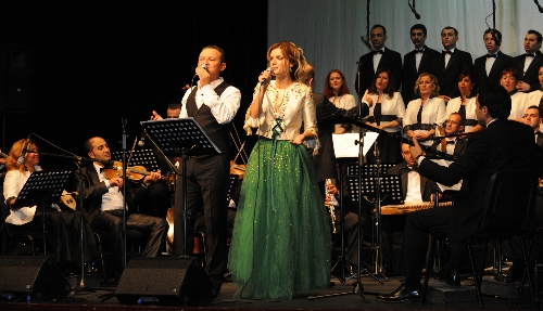 Ertuğrul ve Aslıhan Erkişi çifti Bursa'da sahne aldı