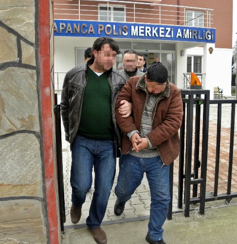 'Erzak verereceğiz' diyerek kandırdıkları yaşlıları soyan 2 şüpheli yakalandı