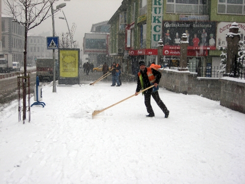 Erzurum'da 100'den fazla köy yolu ulaşıma kapandı
