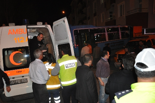 Erzurum'da midibüsün freni boşaldı: 8 yaralı (2)