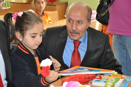 Erzurum'da okula yeni başlayan öğrencilere 'hoş geldin' çiçeği