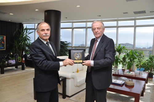 Eski bakan Hüseyin Özalp'a OMÜ'den teşekkür plaketi