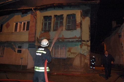 Eskişehir'de tarihi ev alev alev yandı