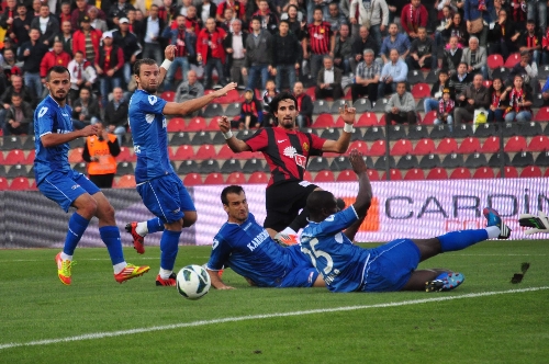 Eskişehirspor: 2 - Kardemir D. Ç. Karabükspor: 1 (İlk yarı)