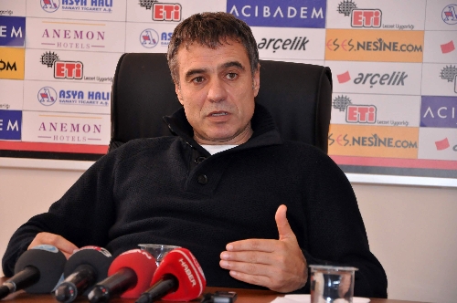 Eskişehirspor Teknik Direktörü Yanal: Futbolu bilen bir taraftara sahibiz