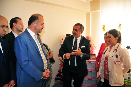 Evde sağlık hizmeti alan minik Songül'e bakan yardımcısından sürpriz doğum günü