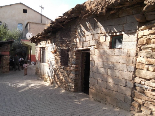 Evi olmadığı için sağlık ocağına taşınan şehit ailesi için kampanya başlatıldı