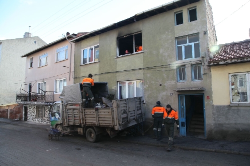 Evi yanan aileye belediye sahip çıktı