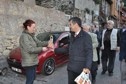 Eyüp Belediyesi semt sakinlerine çiçek tohumu dağıttı