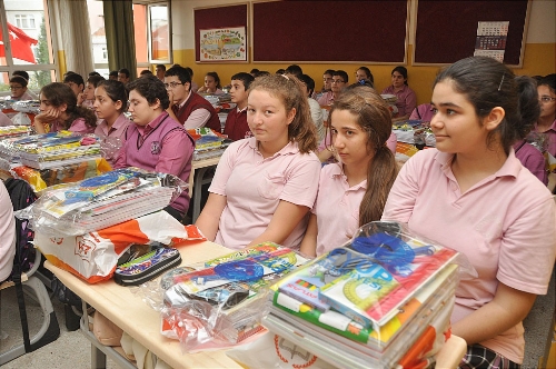 Eyüp Belediyesi'nden öğrencilere kırtasiye malzemesi hediyesi