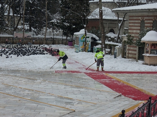 Eyüp Sultan'ın avlusunda cemaat için kar temizliği