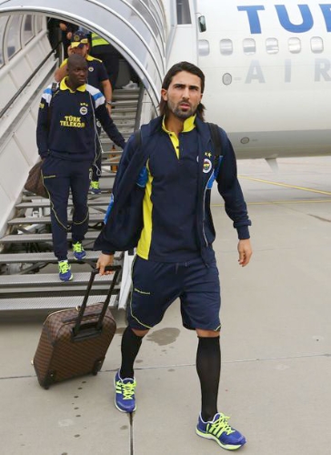 Fenerbahçe'yi Düsseldorf'ta 300 kadar taraftar tepkiyle karşıladı