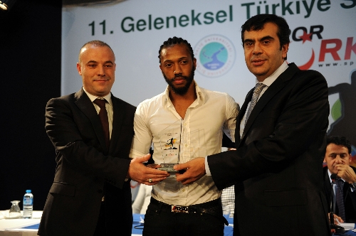 Fernandes: Yabancı sınırlaması genç oyuncular için şans