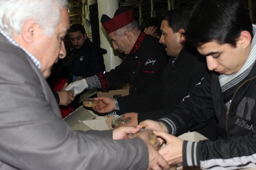 Feshane'de vatandaşlara aşure dağıtıldı