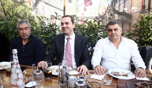 Filip Holosko, takım arkadaşlarına yemek verdi