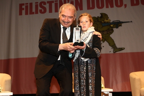Filistinli Ahed Tamimi 'Hanzala Cesaret Ödülü'nü aldı