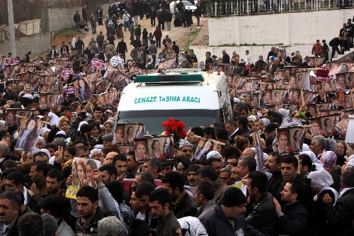 Fransa'da öldürülen PKK'lı kadının cenaze namazı kılındı