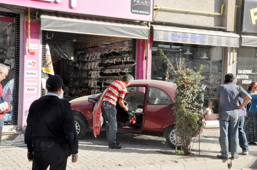 Fren yerine gaza bastı, dükkana daldı