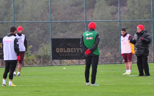 Galatasaray, Alanya'da sağanak yağmur altında çalıştı