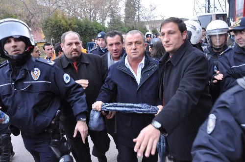 Galatasaray Teknik Direktör Terim, polis gözetiminde stadyuma girdi