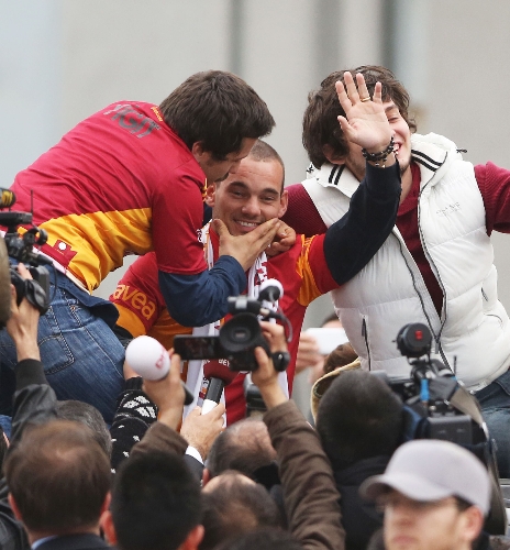 Galatasaraylılardan Sneijder'a coşkulu karşılama