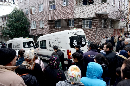 Gazdan zehirlenen anne ile çocukları gözyaşlarıyla uğurlandı