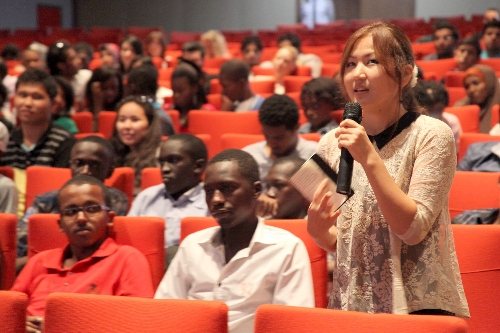 Gediz'in 52 ülkeden öğrencileri, 16 ülkenin konsoloslarıyla buluştu