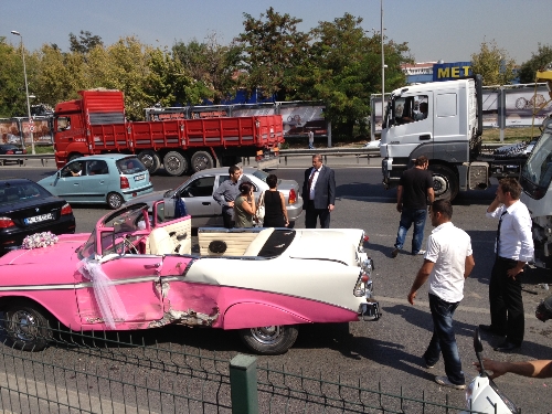 Gelin damat kaza yaptı, ortalık savaş alanına döndü