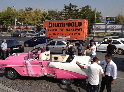 Gelin ve damat kaza yaptı, ortalık savaş alanına döndü