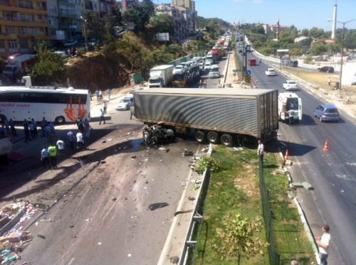 Gemlik'teki kazada TIR, ışıklardan hızlı geçince karşı yöne geçmiş (2)