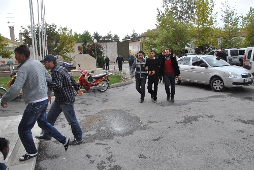 Gençlere uyuşturucu satan 3 zanlı adliyede