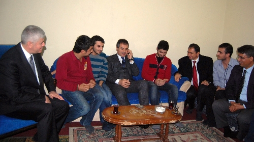 Gençlik ve Spor Bakanı Suat Kılıç, Uşak'ta öğrenci evine konuk oldu