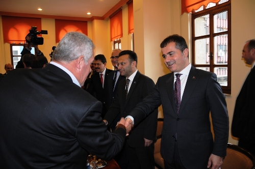 Gençlik ve Spor Bakanı Suat Kılıç, vatandaşla belediyede bayramlaştı