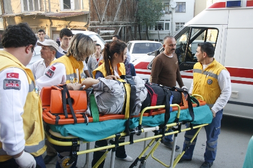 Geri geri giderken çarptığı kadını ezdi