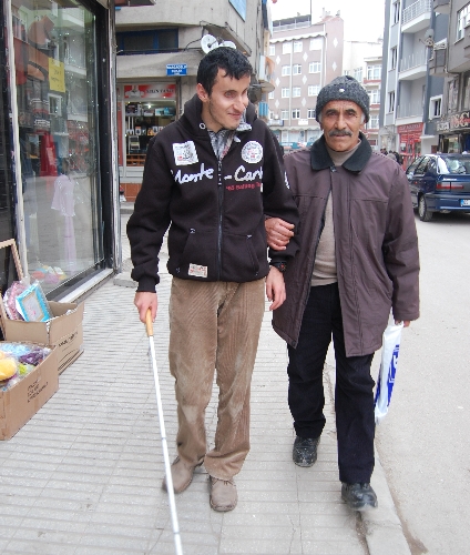 Görme engelli Sefa'nın hayali müzisyen olmak
