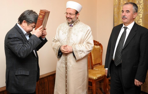 Görmez Kırgızistan Başbakanı'na Kur'an-ı Kerim hediye etti
