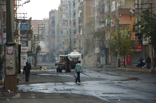 Göstericiler, Diyarbakır'da araç yaktı