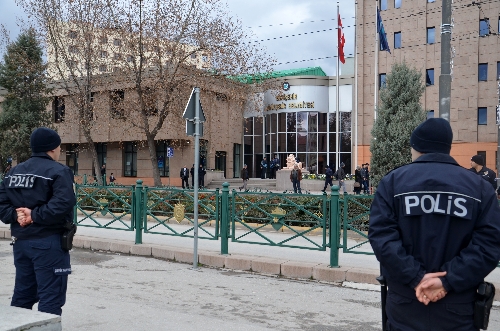 Gözaltına alınan belediye çalışanlarının ifadelerini alma işlemi sürüyor (2)