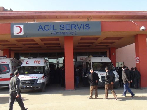 Güçlükonak'ta traktör devrildi: 1'i ağır 5 yaralı