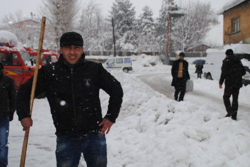 Hakkari merkezde kar kalınlığı 60 santimetreyi aştı