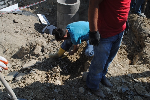 Hakkari'de inşaat alanında kemik ve mezar taşları bulundu