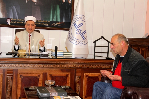 Halkın misafirperverliğinden etkilendi, Müslüman oldu