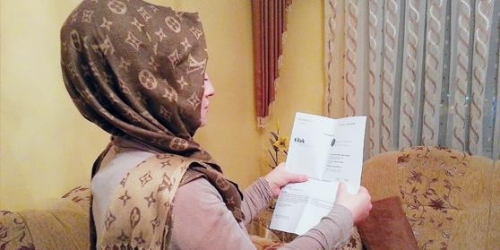 Hamile Türk bayan başörtülü diye darp edildi