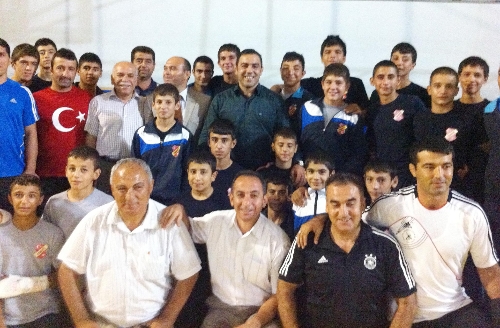 Hamza Yerlikaya geleceğin güreşçileriyle bir araya geldi
