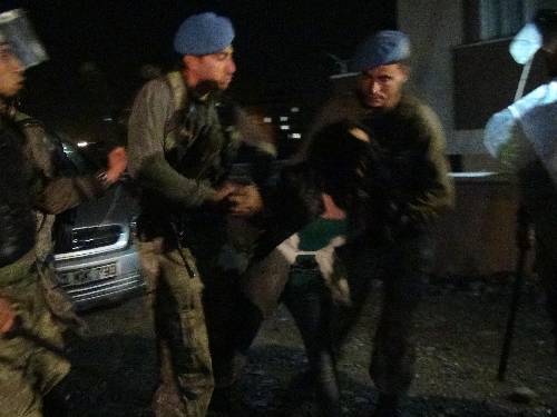 Hatay'da karşıt görüşlü üniversite öğrencileri arasında gerginlik