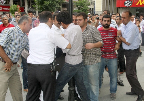 Hatay'da zincirli savaş karşıtı eyleme polis müdahale etti: 5 gözaltı