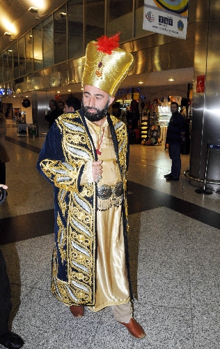Havalimanındaki 'padişah' ilgi odağı oldu