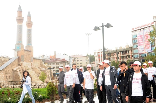 'Haydi Sivas'ta Yürüyek Gardaş' sloganıyla yürüdüler